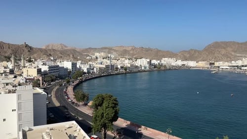 Corniche de Muscat, front de mer, paysage urbain côtier, port de Mutrah, golfe d'Oman, Moyen-Orient, promenade en bord de mer
