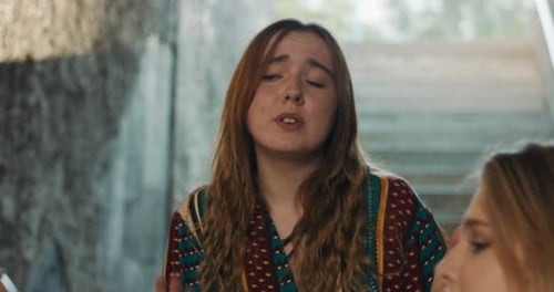 Nahaufnahme: Selektiver Fokus auf tanzende Mädchen, Musik hören, verschiedene lustige Lieder singen