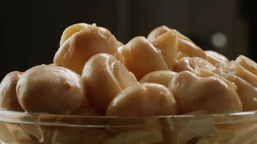 Bocal de champignons fermentés avec champignons marinés sur une table en bois, traditionnel salé, mariné