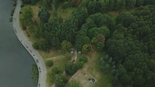 Lago en el parque de la ciudad. Paisaje urbano. Fotografía aérea.