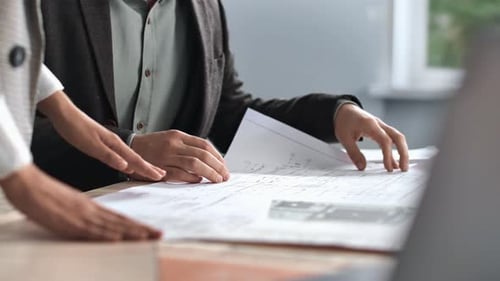 Architekturingenieurwesen Mann Kolleginnen und Kollegen diskutieren Bauplanung Entwurf Plan Projekt