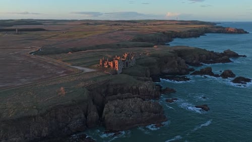 Luftaufnahme der Burgruinen von Slains bei Sonnenuntergang an der Küste von Aberdeenshire