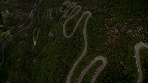 Vista aérea da estrada sinuosa nas montanhas, Noruega.