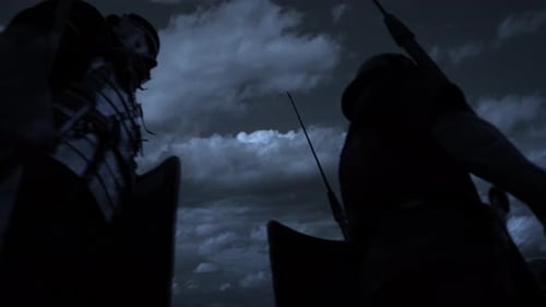 Gruppe epischer Armeen Eine Truppe historischer Gladiatoren in Uniform zieht in den Krieg