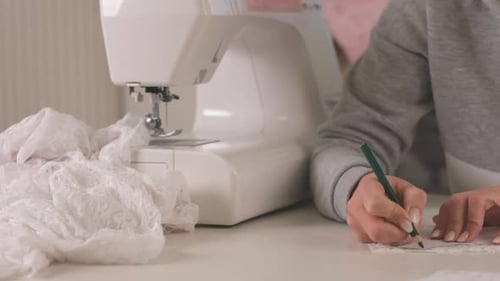 Costureira profissional fazendo padrão