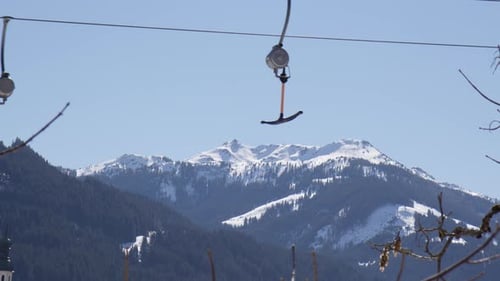 Ascenseur T-bar sur la station de ski de Das Tirol, en Autriche. Plan large