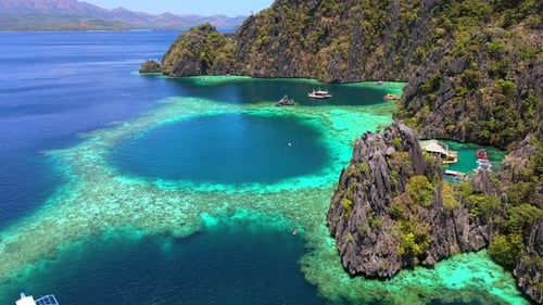 Luftaufnahme des Korallenriffs und des türkisfarbenen Wassers in der Twin Lagoon Coron, Philippinen