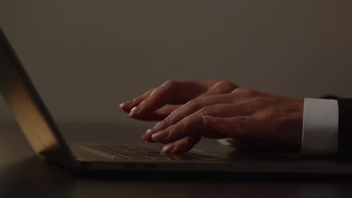 Close Up Shot Работа копирайтера Профессиональный специалист по email-маркетингу Написание сообщения