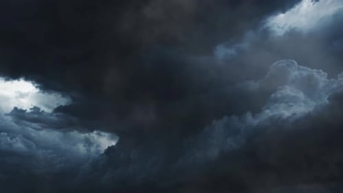Gewitterwolken mit Blitzen im Dunkeln, Gewitterwolken