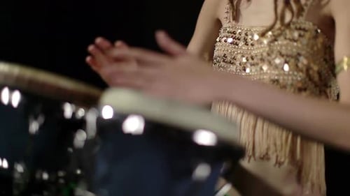 Percusionista femenina tocando la batería del Congo