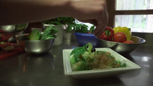 Caesar-Salat mit Garnelen wird mit Dill bestreut und mitgenommen