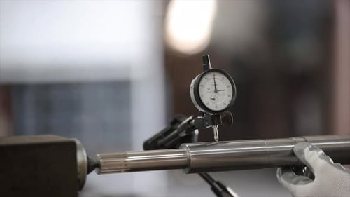 Das analoge Zifferblatt zeigt feine Abstufungen an und ermöglicht so extrem genaue Messungen des Oberflächenauslaufs.