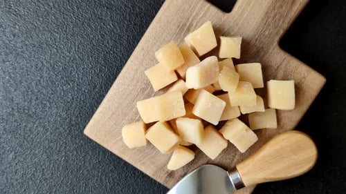 Des
cubes de parmesan pour les pâtes, les salades et autres plats italiens. Fromage parmesan