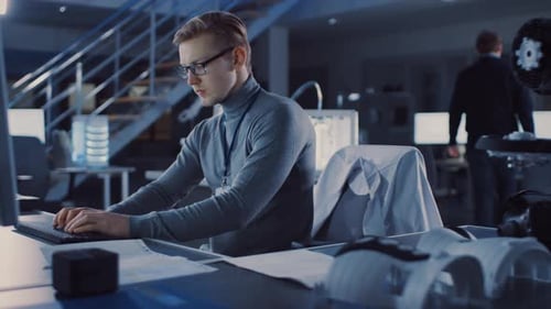 Professioneller Entwicklungsingenieur für Elektronik, der an einem PC im Advanced Techno arbeitet