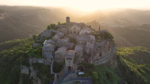 Vue aérienne du lever du soleil en été sur la célèbre Civita Di Bagnoregio, Viterbo, Latium, Italie