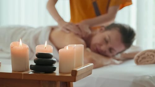 Junge Frau genießt Rückenmassage im Luxus-Spa