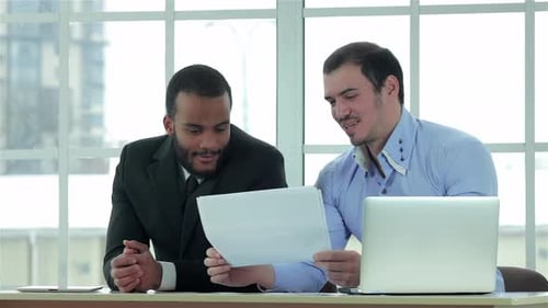 Workflow Deux hommes d'affaires confiants