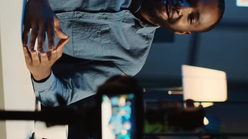 Un influencer de vídeo vertical graba vídeo en el estudio