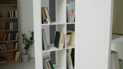 Livres placés sur les étagères des bibliothèques pour l'enseignement des étudiants