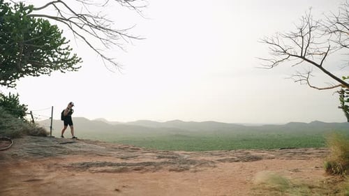 Viajante solitária caminha nas montanhas Sigiriya Rock in Distance Mochileira em trilha de aventura