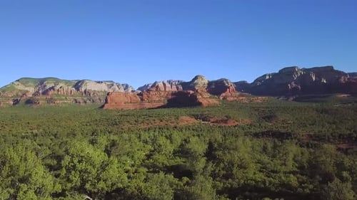 Flug über Baumwipfel in Richtung Red Rock Mountain Sedona Arizona