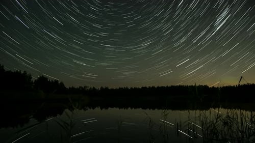 Sternenspuren am Nachthimmel über dem See