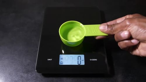 Kitchen Food Scales LCD Displays a quarter Cup of Water as 60 Milliliters