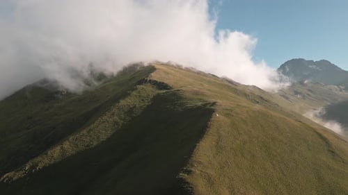 Zeltständer mit Luftaufnahme hoch im grünen Kaukasus (Filmmusik)
