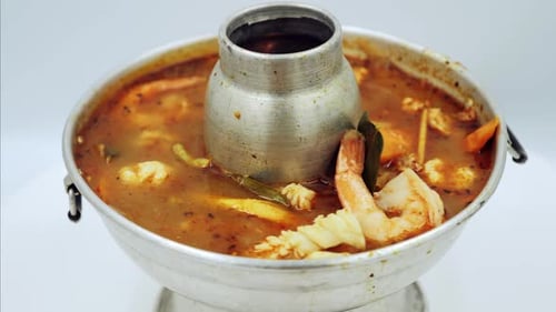 cuisine thaïlandaise traditionnelle sur table