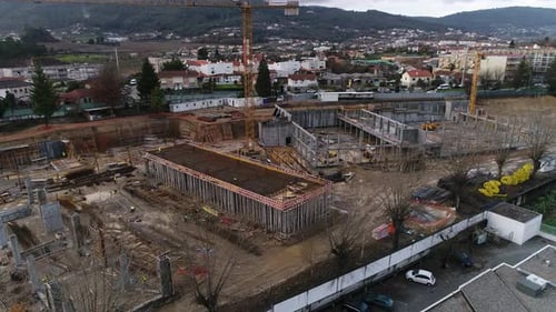 Luftbild: Bau von Industriegebäuden, für den Bau werden Raupenkrane eingesetzt