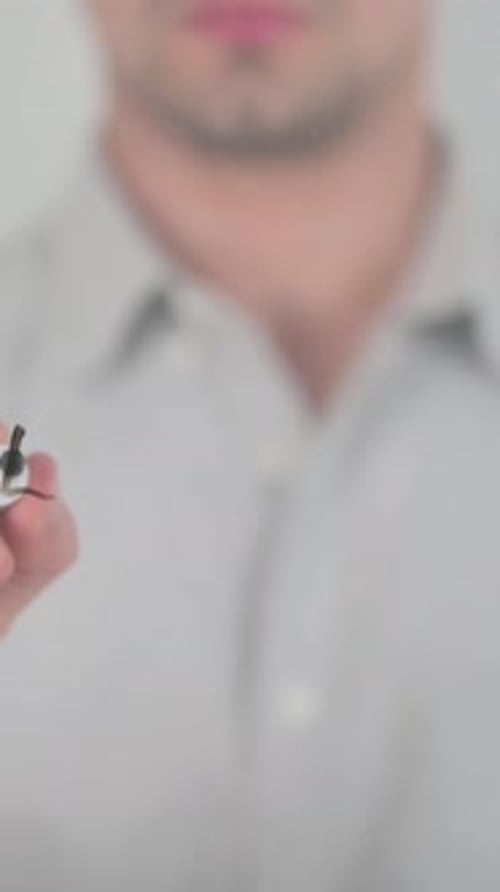 Wissensaustausch, Schreiben auf dem Bildschirm mit der Hand, vertikales Video