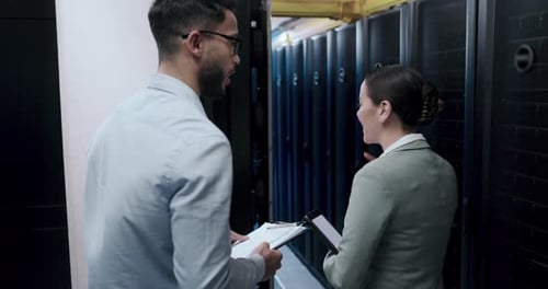 4K-Videomaterial eines jungen Mannes und einer jungen Frau bei einer Diskussion in einem Serverraum