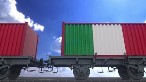 Train et conteneurs arborant le drapeau de l'Italie. Transport ferroviaire