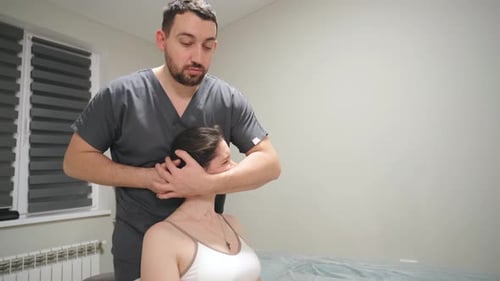 Professioneller männlicher Chiropraktiker Physiotherapeut behandelt Patientin im Rehabilitationszentrum