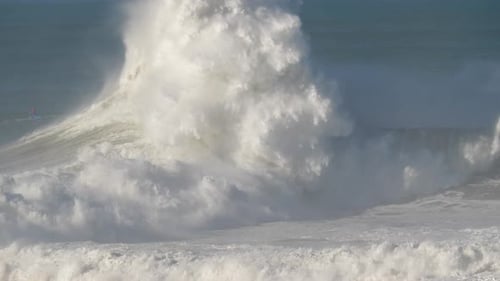 Rough Ocean, big waves breaking