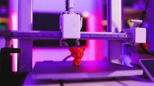 3D-Drucker, der ein rotes Objekt erstellt