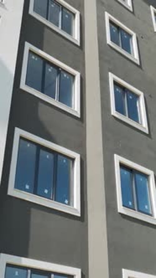 Vídeo vertical: El creciente horizonte de Alanya: construcción de edificios de varios pisos en acción
