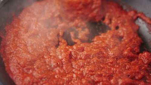 Salsa de tomate italiana clásica casera con albahaca para pasta y pizza en la sartén