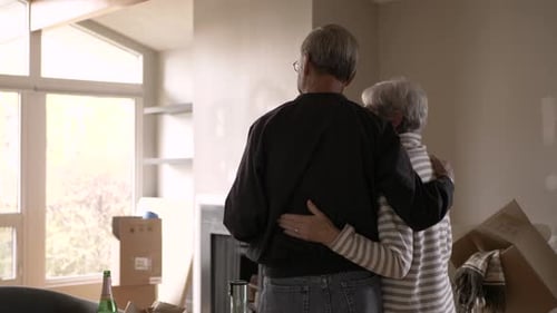 Glückliches Seniorenpaar zieht in ein neues Haus als Erwachsener