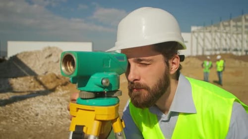 Imágenes de primer plano de un joven concentrado vestido con un oeste amarillo y un casco trabajando con Special