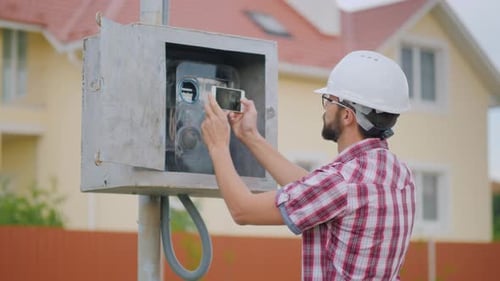 L'inspecteur prend des photos du relevé du compteur