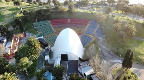 Luftaufnahme des Sommertheaters mit farbigen Tribünen im Montevideo Uruguay Park