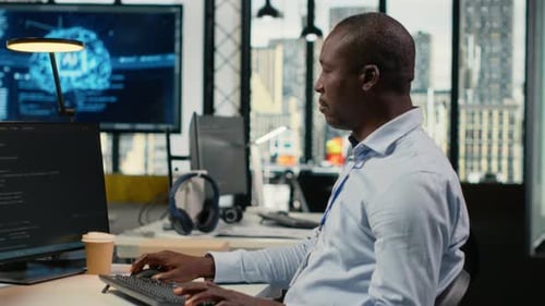 Desenvolvedores de software no Startup Office trabalham com inteligência artificial