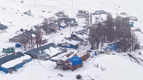 Vista aérea de la vida invernal en un pueblo de Anatolia cubierto de nieve