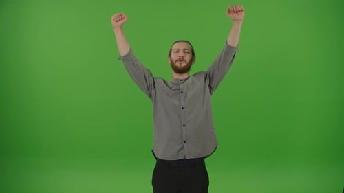 Porträt eines jungen, glücklich motivierten bärtigen Freelancer-Studenten, der sich glücklich fühlt