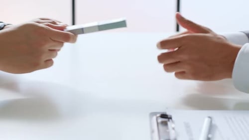 Transferindo dinheiro de mão em mão