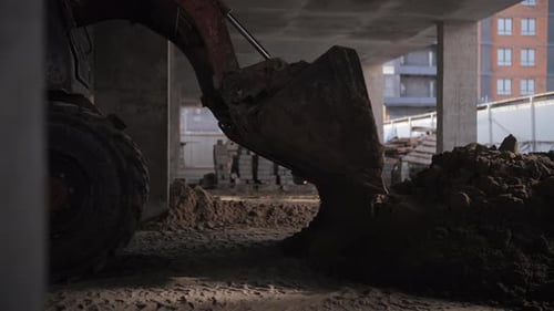 Bagger beim Graben auf der Baustelle