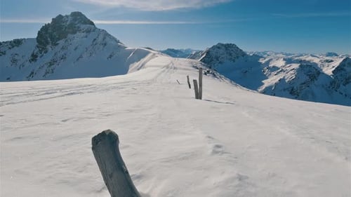 Alpenlandschaft im sonnigen Winter, ideal für Skitouren und Outdoor-Abenteuer
