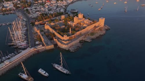 Luftaufnahme der Burg von Bodrum bei Sonnenuntergang, Türkei.