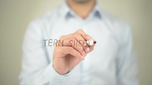 Term Sheets, Mann schreibt auf transparentem Bildschirm
